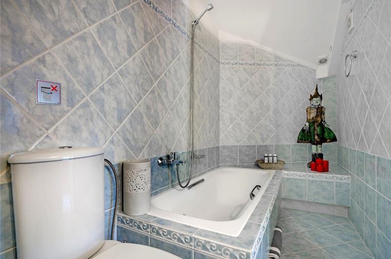 4 bedroom villa with pool close to beach on Akrotiri peninsula, sleeps 8