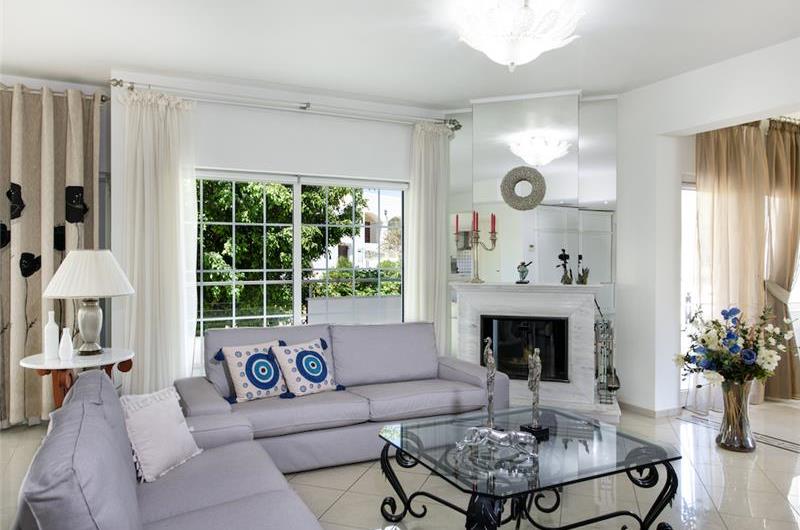 4 bedroom villa with pool close to beach on Akrotiri peninsula, sleeps 8