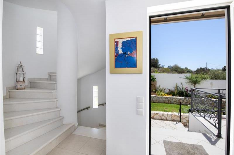 4 bedroom villa with pool close to beach on Akrotiri peninsula, sleeps 8