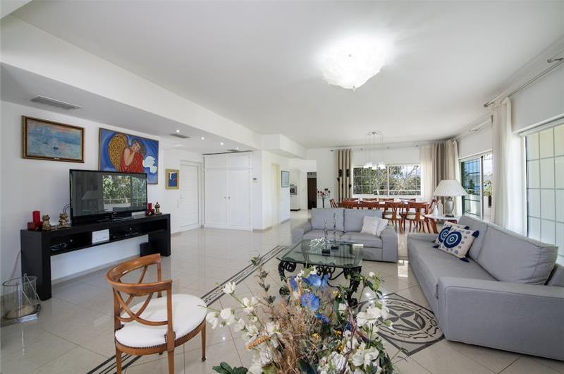4 bedroom villa with pool close to beach on Akrotiri peninsula, sleeps 8
