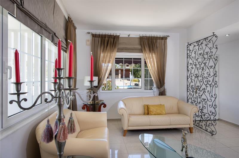4 bedroom villa with pool close to beach on Akrotiri peninsula, sleeps 8