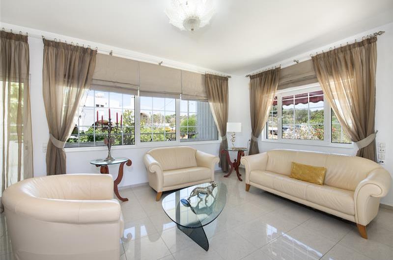 4 bedroom villa with pool close to beach on Akrotiri peninsula, sleeps 8