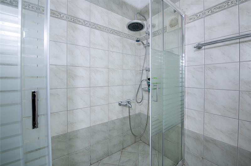 4 bedroom villa with pool close to beach on Akrotiri peninsula, sleeps 8