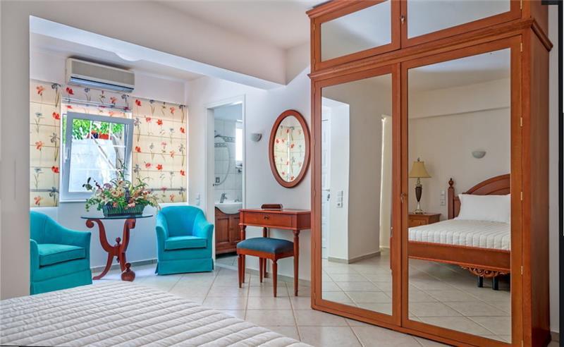 4 bedroom villa with pool close to beach on Akrotiri peninsula, sleeps 8