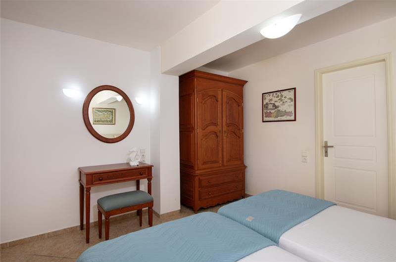 4 bedroom villa with pool close to beach on Akrotiri peninsula, sleeps 8