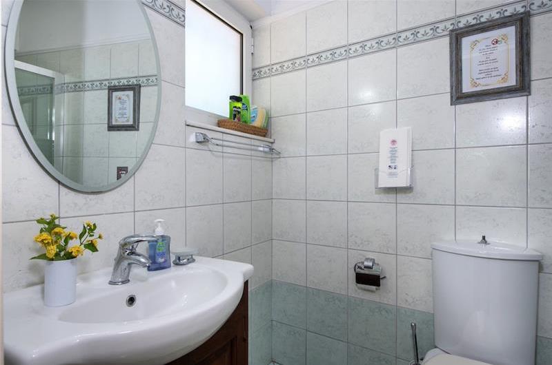 4 bedroom villa with pool close to beach on Akrotiri peninsula, sleeps 8