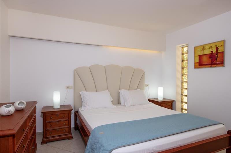 4 bedroom villa with pool close to beach on Akrotiri peninsula, sleeps 8