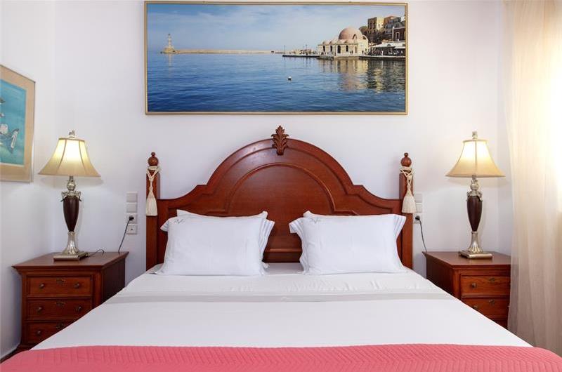 4 bedroom villa with pool close to beach on Akrotiri peninsula, sleeps 8