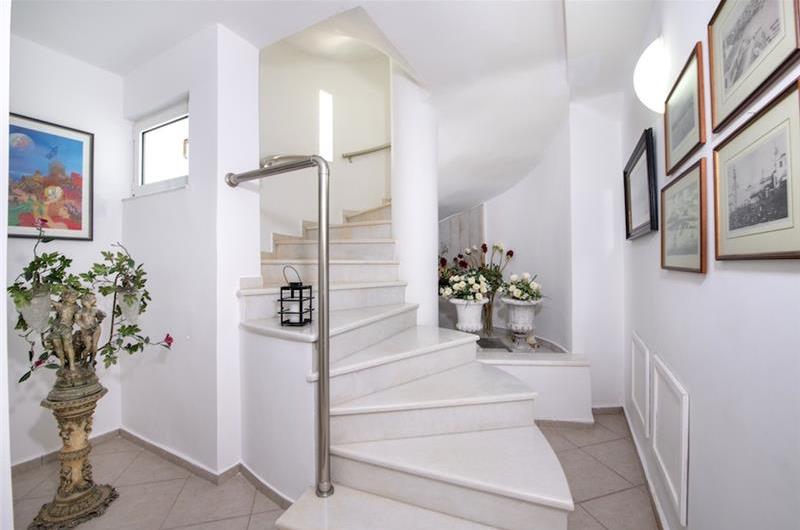 4 bedroom villa with pool close to beach on Akrotiri peninsula, sleeps 8