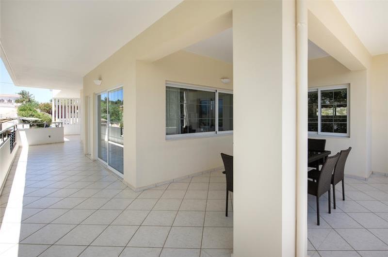 4 bedroom villa with pool close to beach on Akrotiri peninsula, sleeps 8