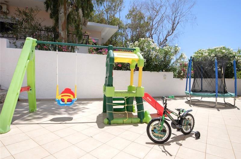 4 bedroom villa with pool close to beach on Akrotiri peninsula, sleeps 8