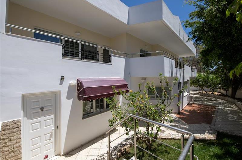 4 bedroom villa with pool close to beach on Akrotiri peninsula, sleeps 8