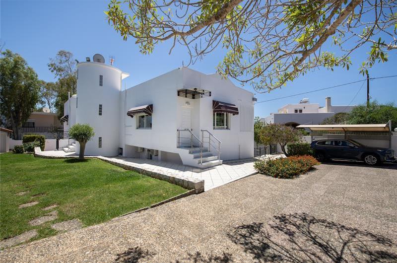 4 bedroom villa with pool close to beach on Akrotiri peninsula, sleeps 8