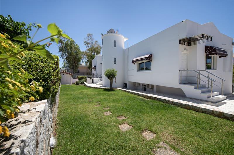 4 bedroom villa with pool close to beach on Akrotiri peninsula, sleeps 8