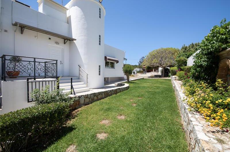 4 bedroom villa with pool close to beach on Akrotiri peninsula, sleeps 8