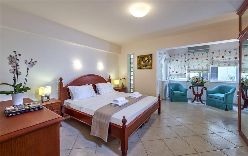 4 bedroom villa with pool close to beach on Akrotiri peninsula, sleeps 8