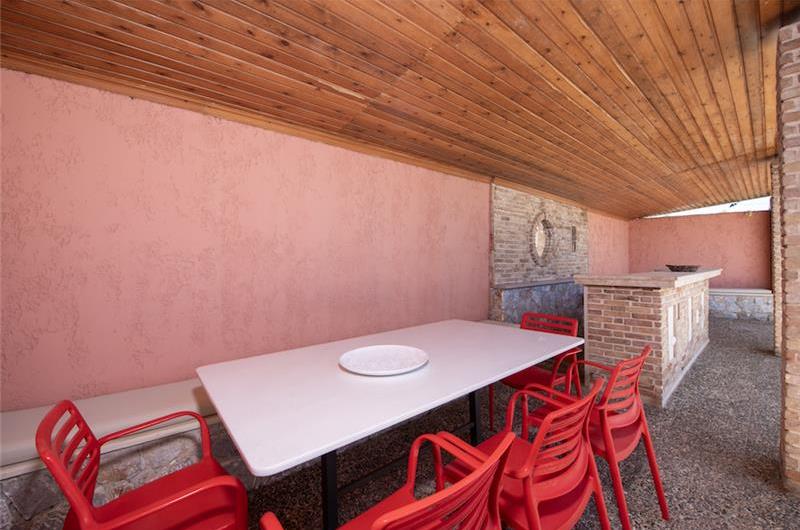 4 bedroom villa with pool close to beach on Akrotiri peninsula, sleeps 8
