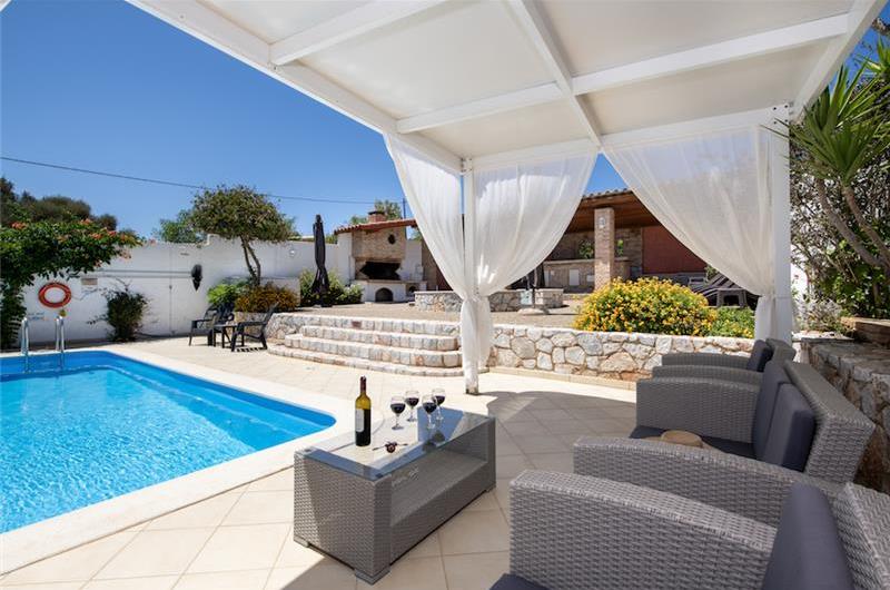 4 bedroom villa with pool close to beach on Akrotiri peninsula, sleeps 8