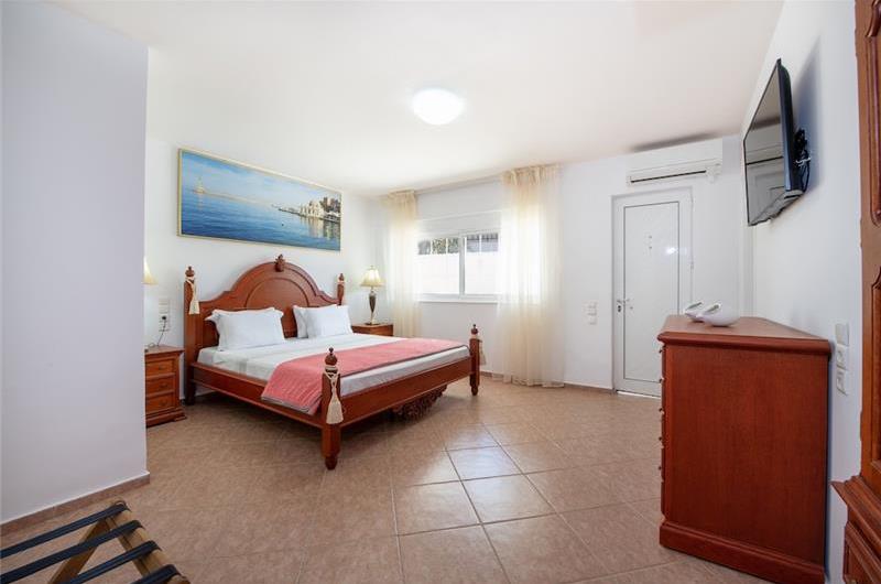 4 bedroom villa with pool close to beach on Akrotiri peninsula, sleeps 8