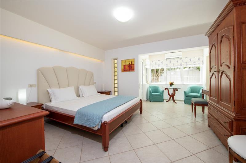 4 bedroom villa with pool close to beach on Akrotiri peninsula, sleeps 8