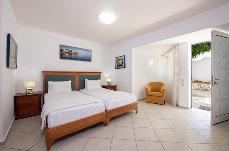 4 bedroom villa with pool close to beach on Akrotiri peninsula, sleeps 8