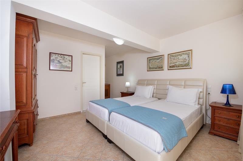 4 bedroom villa with pool close to beach on Akrotiri peninsula, sleeps 8