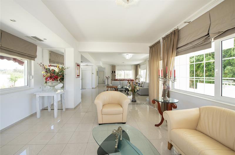 4 bedroom villa with pool close to beach on Akrotiri peninsula, sleeps 8