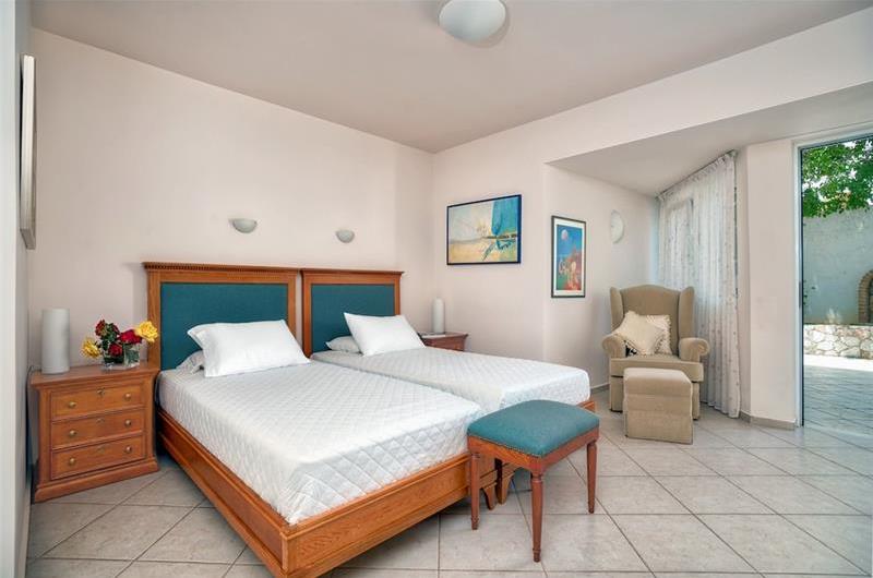 4 bedroom villa with pool close to beach on Akrotiri peninsula, sleeps 8