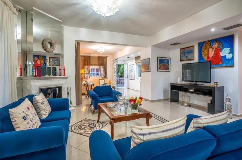 4 bedroom villa with pool close to beach on Akrotiri peninsula, sleeps 8