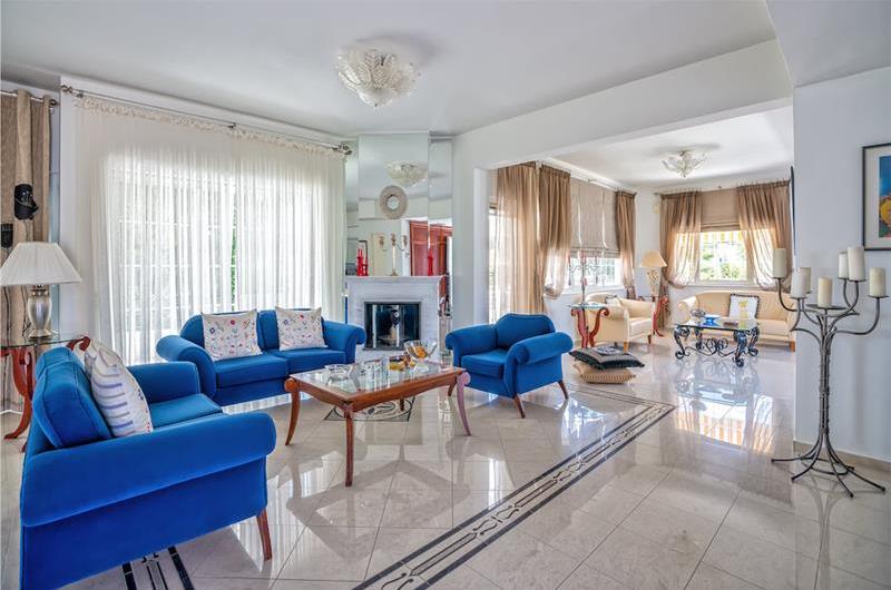 4 bedroom villa with pool close to beach on Akrotiri peninsula, sleeps 8