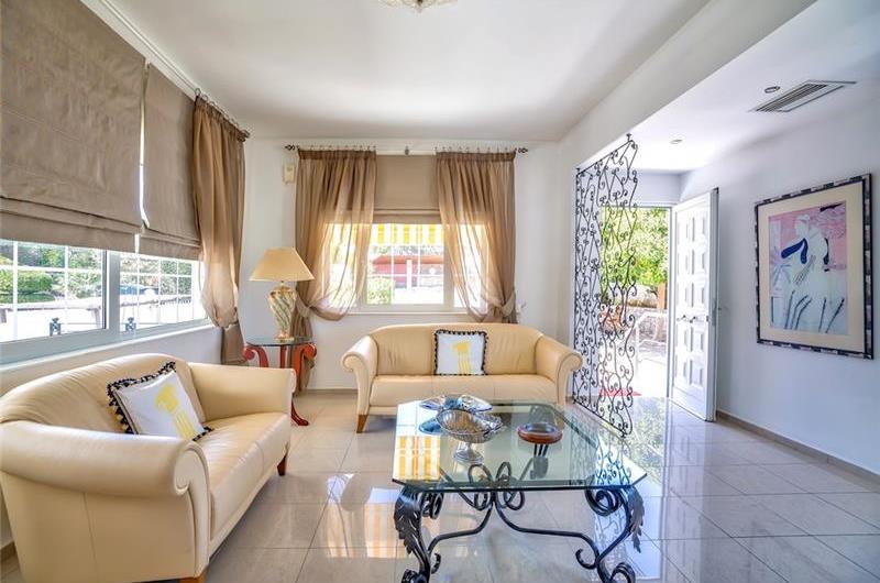4 bedroom villa with pool close to beach on Akrotiri peninsula, sleeps 8