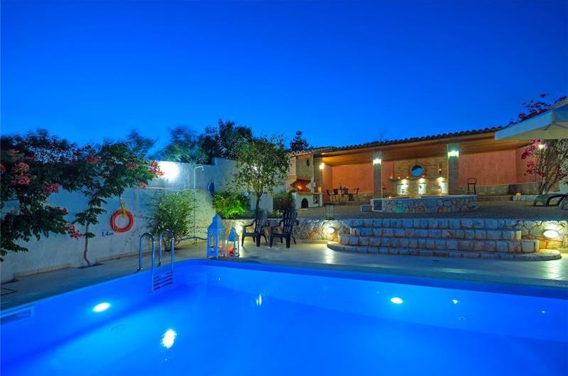 4 bedroom villa with pool close to beach on Akrotiri peninsula, sleeps 8