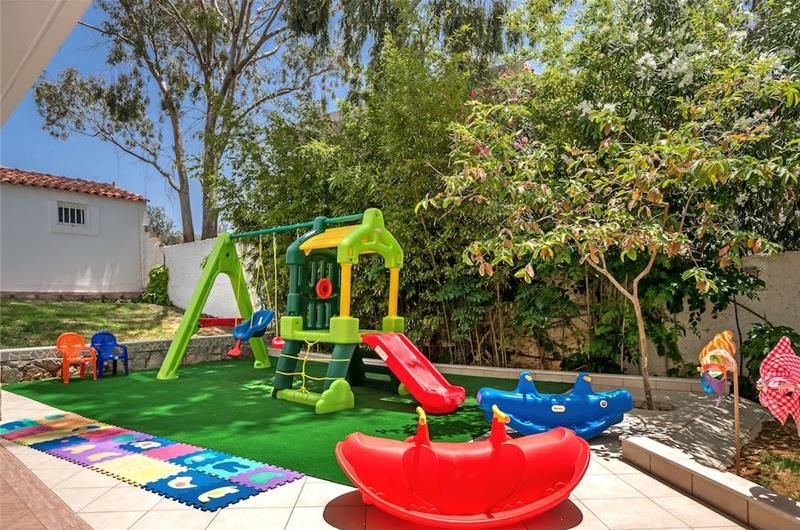 4 bedroom villa with pool close to beach on Akrotiri peninsula, sleeps 8
