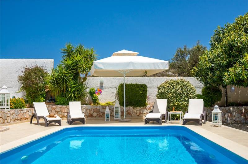 4 bedroom villa with pool close to beach on Akrotiri peninsula, sleeps 8