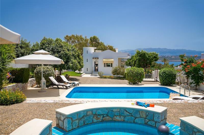 4 bedroom villa with pool close to beach on Akrotiri peninsula, sleeps 8
