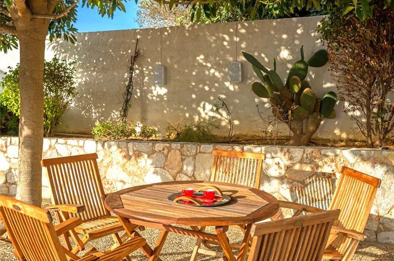 4 bedroom villa with pool close to beach on Akrotiri peninsula, sleeps 8