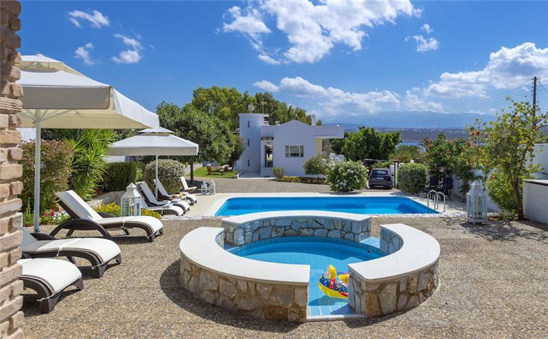 4 bedroom villa with pool close to beach on Akrotiri peninsula, sleeps 8
