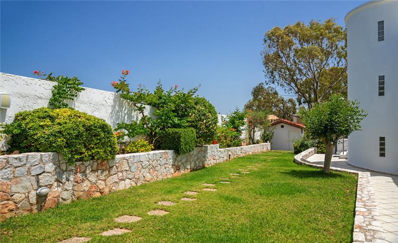 4 bedroom villa with pool close to beach on Akrotiri peninsula, sleeps 8