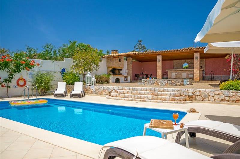 4 bedroom villa with pool close to beach on Akrotiri peninsula, sleeps 8