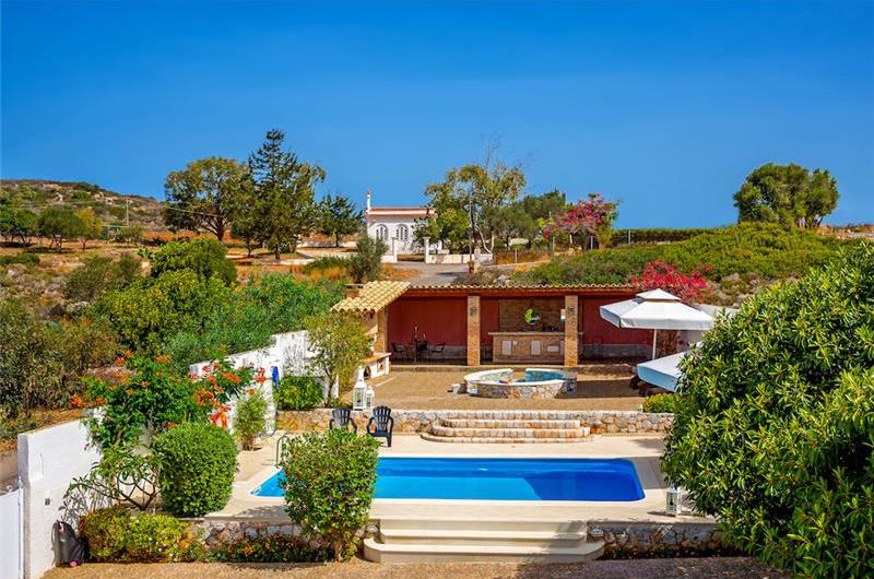 4 bedroom villa with pool close to beach on Akrotiri peninsula, sleeps 8
