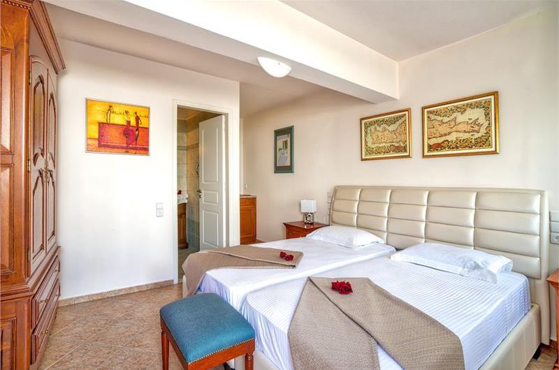 4 bedroom villa with pool close to beach on Akrotiri peninsula, sleeps 8