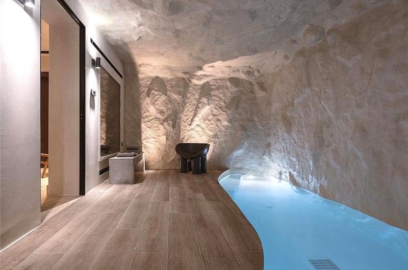 5 bedroom villa with indoor and outdoor pool in Chania town, sleeps 10