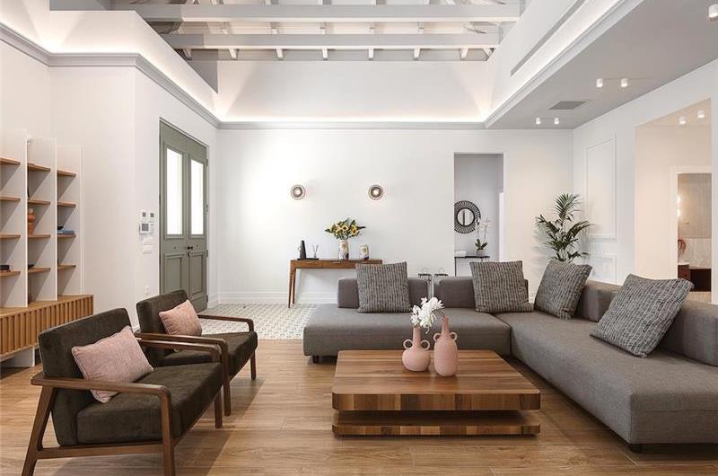 5 bedroom villa with indoor and outdoor pool in Chania town, sleeps 10