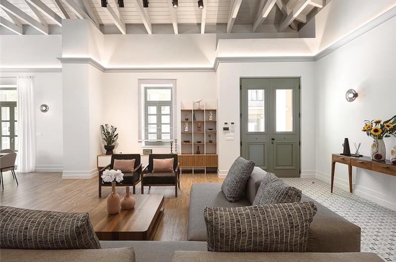 5 bedroom villa with indoor and outdoor pool in Chania town, sleeps 10