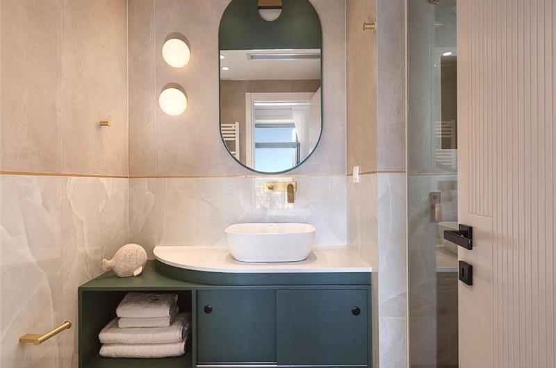 5 bedroom villa with indoor and outdoor pool in Chania town, sleeps 10