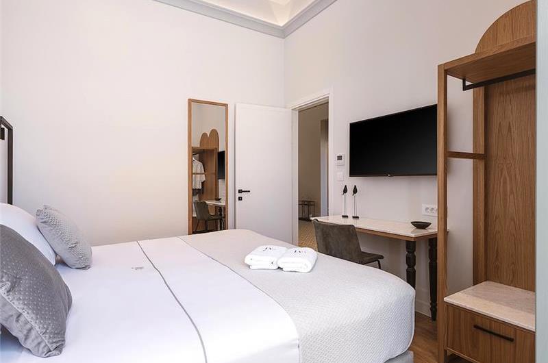 5 bedroom villa with indoor and outdoor pool in Chania town, sleeps 10