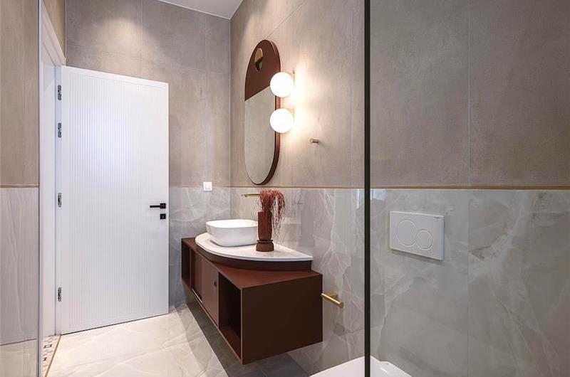 5 bedroom villa with indoor and outdoor pool in Chania town, sleeps 10