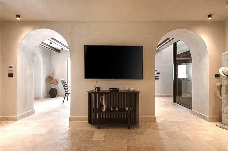 5 bedroom villa with indoor and outdoor pool in Chania town, sleeps 10