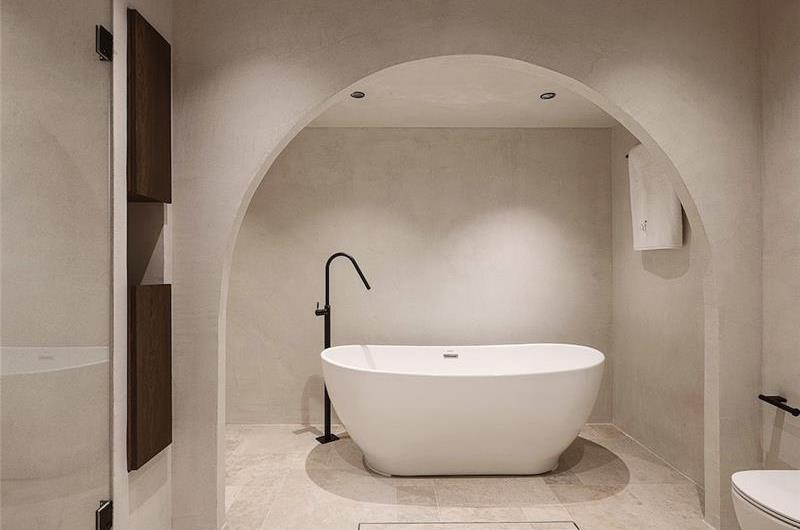5 bedroom villa with indoor and outdoor pool in Chania town, sleeps 10