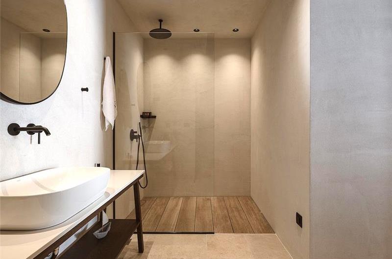 5 bedroom villa with indoor and outdoor pool in Chania town, sleeps 10